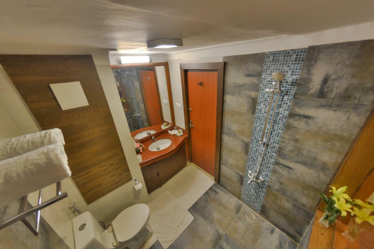 Batra Hotels And Residences Srīnagar 外观 照片