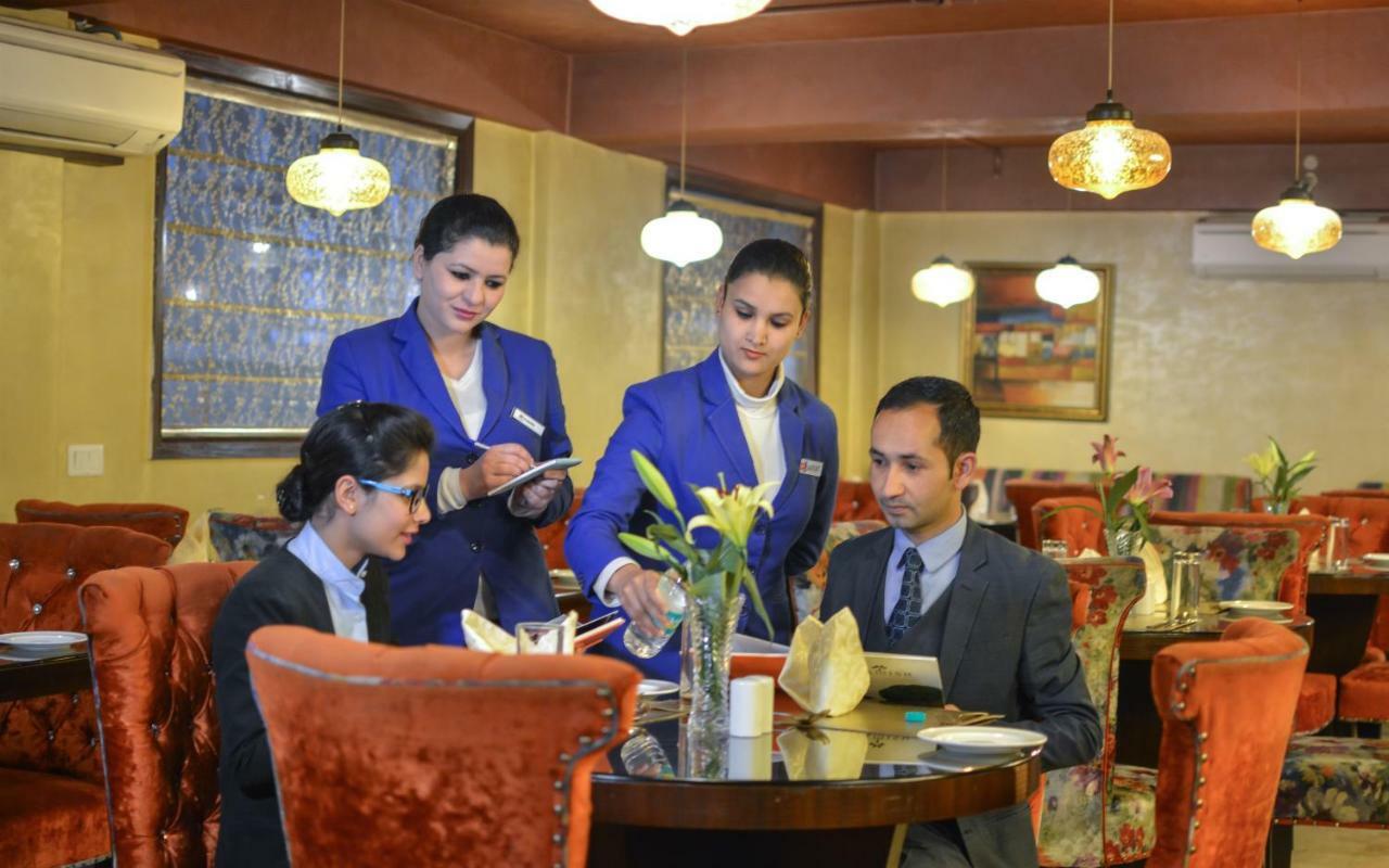 Batra Hotels And Residences Srīnagar 外观 照片